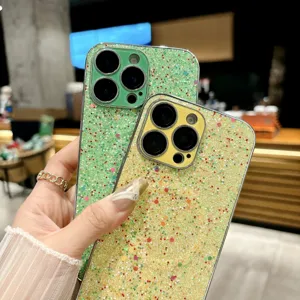 Détail de coque de téléphone magnétique à paillettes électrodéposée en vert et jaune.