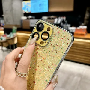 Vue de détail coque de téléphone magique à paillettes de luxe avec cadre électroplaqué pour iPhone.