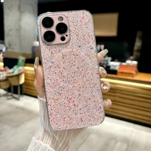 Vue détaillée de la coque magnétique à paillettes roses avec cadre électroplaqué pour iPhone.