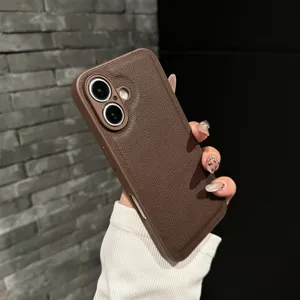 Funda para iPhone de cuero marrón con protección de cámara, elegante carcasa protectora.
