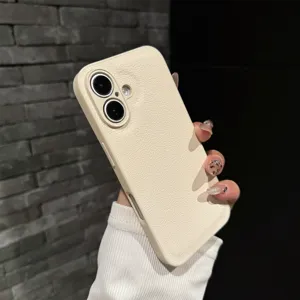 Primer plano de funda de cuero beige con fina textura de lichi y recortes precisos.
