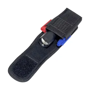 Vista detallada de funda táctica para linterna en tela oxford negra con compartimento de herramientas.