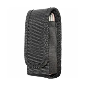Detalle de funda de cinturón táctica de nailon negro resistente para teléfono móvil.