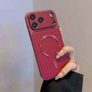 Primo piano dettagliato della custodia per telefono in pelle rossa MagSafe e anello.