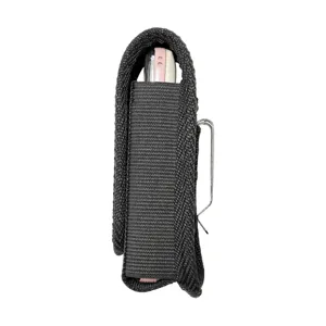 Vista detallada de la bolsa de nailon negro con clip para cinturón, funda resistente.