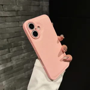 Primer plano de funda de teléfono de textura de cuero rosa, grano fino y recortes precisos diarios.