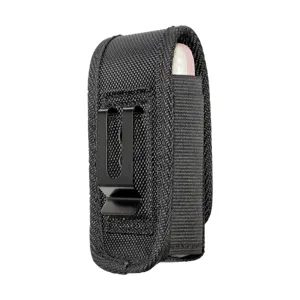 Detalle de bolsa de herramientas de nailon táctico con clip de cinturón para uso diario.