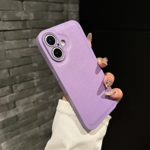 Primer plano de la textura de la funda de cuero morado para teléfono y cámara.