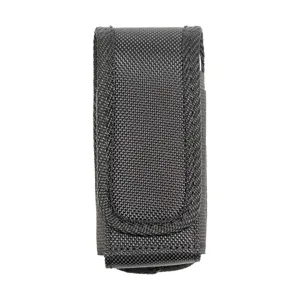 Vista detallada de bolsa de nylon negro para linterna y herramientas de uso en cinturon.
