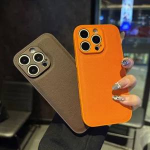 Vista detallada de elegantes fundas de cuero marrón y naranja, con textura fina y protección.