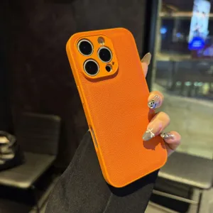 Vista detallada de la funda de cuero naranja vibrante para iPhone con textura fina y cámara.