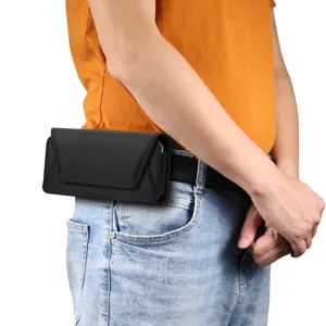 Gedetailleerd overzicht van zwart oxford stoffen telefoonhoesje gedragen aan de riem.