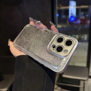 Funda de teléfono con textura lichi con purpurina plateada compatible con iPhone.