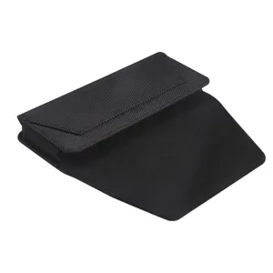 Detailopname van zwarte oxford stoffen telefoonholster met riemlus en magnetische sluiting.