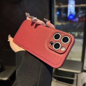 Funda de teléfono de cuero con patrón de lichi rojo para iPhone, textura premium y recortes precisos.