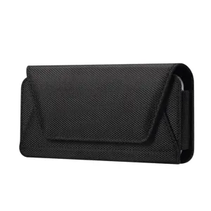 Gedetailleerd overzicht van zwart oxford stoffen telefoonholster, nylon riemtasje detail.