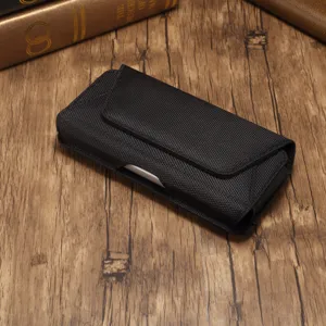 Zwarte telefoonhoes van oxford stof met magnetische sluiting en kaartsleuf voor riem.