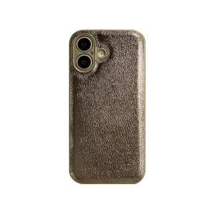 Funda protectora texturizada en color bronce con recortes precisos para la cámara del teléfono.