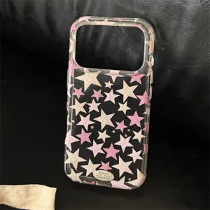 Vista dettagliata della custodia per telefono con stelle scintillanti rosa e argento e logo.