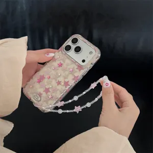 Vista dettagliata della custodia trasparente con stelle glitterate e cinturino di perle.