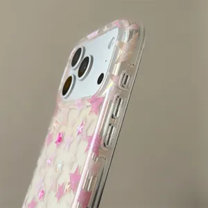 Primo piano dettagliato della custodia per telefono con stelle glitterate rosa stile coreano.
