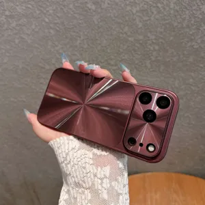 Vista detallada de la funda de teléfono con textura CD metálica rojo oscuro y protección de cámara.