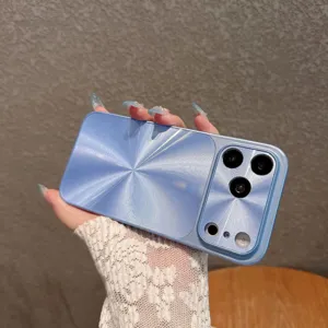 Detalle de funda de teléfono protectora con textura CD iridiscente azul, anticaída