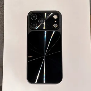Vista detallada de primer plano de funda protectora negra con textura CD y protector de cámara.