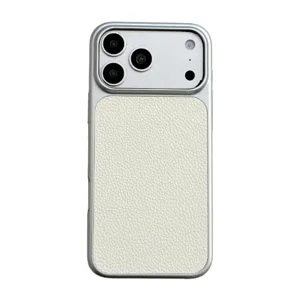 Dettagliata vista ravvicinata della cover per cellulare in pelle bianca con bordo metallico.
