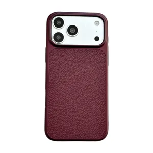 Vista dettagliata della custodia in pelle rosso vino con protezione per fotocamera e finitura.