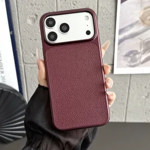 Vista dettagliata della custodia per telefono in pelle rosso scuro con retro testurizzato.