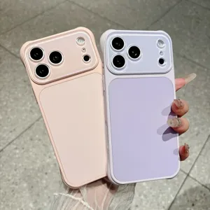 Close-up van minimalistische siliconen telefoonhoesjes in zachte pastel roze en paarse kleuren.
