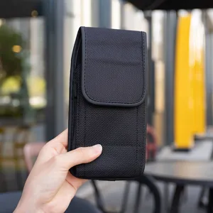 Étui de ceinture vertical universel pour grands smartphones, housse noire et durable.