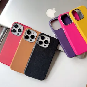Detailopname van meerkleurige lederen textuur telefoonhoesjes, zachte matte beschermhoes.