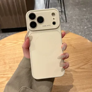 Minimalistische effen matte magnetische telefoonhoes compatibel met iPhone met camerabescherming.