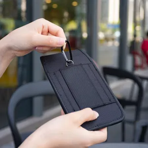 Étui de téléphone tactique universel en nylon avec mousqueton en métal pour détails en plein air.