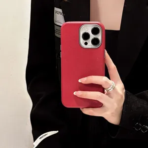 Rode lederen telefoonhoesje detail, premium lederen textuur met camerabescherming.