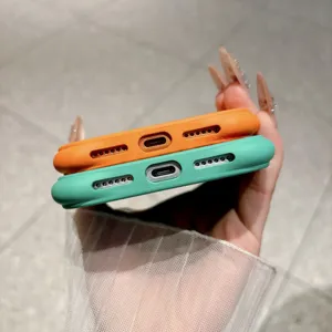 Onderste detail van siliconen telefoonhoesje met nauwkeurige uitsparingen voor de oplaadpoort.