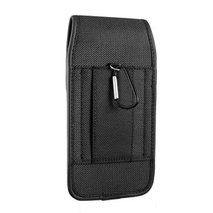 Vue détaillée de l'étui de téléphone universel, tissu noir durable avec mousqueton et boucle.
