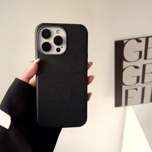 Gedetailleerd overzicht van de leren telefoonhoes, zwarte zachte beschermhoes voor iPhone 16 Pro max.