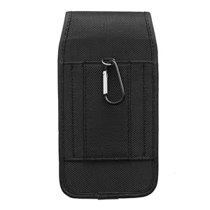 Vue détaillée de la pochette de téléphone en nylon noir résistant avec mousqueton.