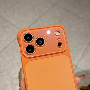Close-up van feloranje telefoonhoesje met cameravenster bescherming en zachte huidtextuur.