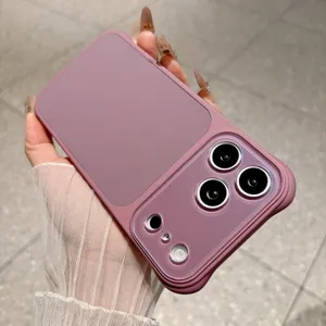 Gedetailleerde close-up van een minimalistisch huidvriendelijk paars telefoonhoesje met cameraruit.