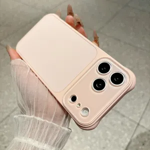 Gedetailleerd overzicht van roze telefoonhoesje met huidachtige textuur en precieze uitsparingen.