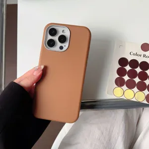 Gedetailleerd overzicht van het bruine leer-textuur hoesje, met premium afwerking en cameraring.