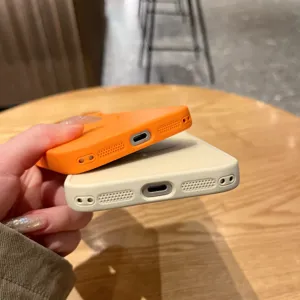 Gedetailleerd overzicht van minimalistisch siliconen telefoonhoesje met precieze openingen.