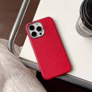 Gedetailleerd uitzicht van de rode lederen textuur telefoonhoes met nauwkeurige camerauitsnijdingen.
