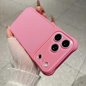 Roze huidvriendelijk telefoonhoesje detail met groot lenzenvenster voor iPhone modellen.