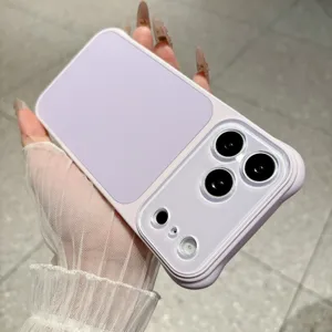 Lavendelkleurige siliconen telefoonhoesje detail met uitsparing voor camera en zachte textuur.