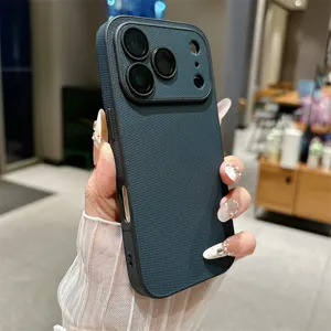 Tech-doek geweven telefoonhoesje compatibel met iPhone, luxe textuur beschermende hoes.